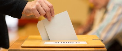 Stimmzettel in Wahlurne